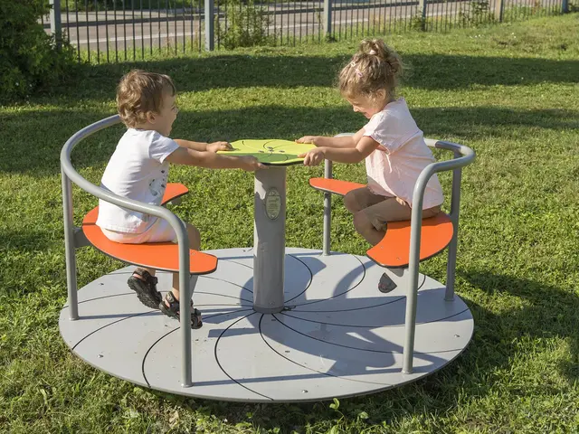 Novo – karusell med sittpaneler Ø150 x H77 cm 