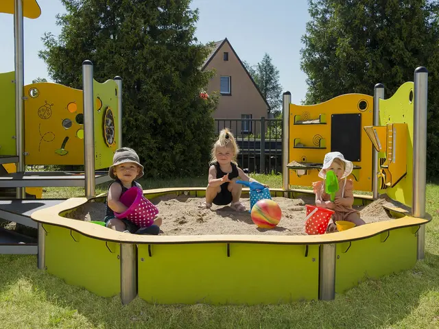 Milo lekhus - sandlåda och 2 rutschbanor L512 x B358 x H254 cm 