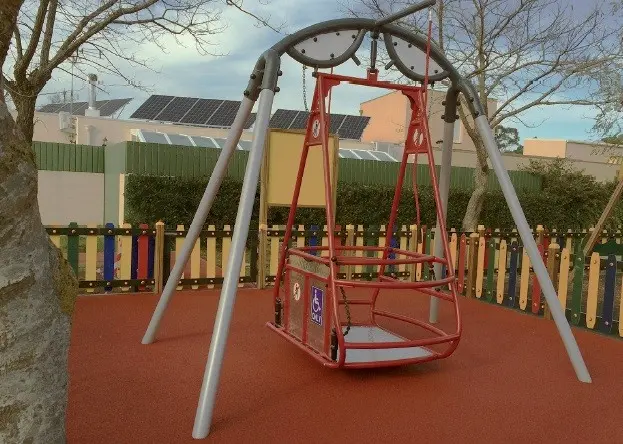 Saturn – Rullstolsgunga med säkerhetsram L:287 x B:189 x H266 cm 