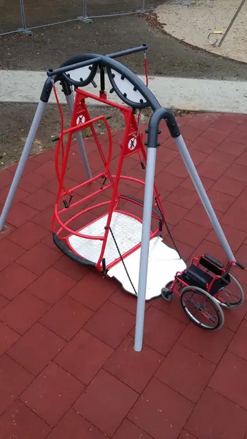 Saturn – Rullstolsgunga med säkerhetsram L:287 x B:189 x H266 cm 